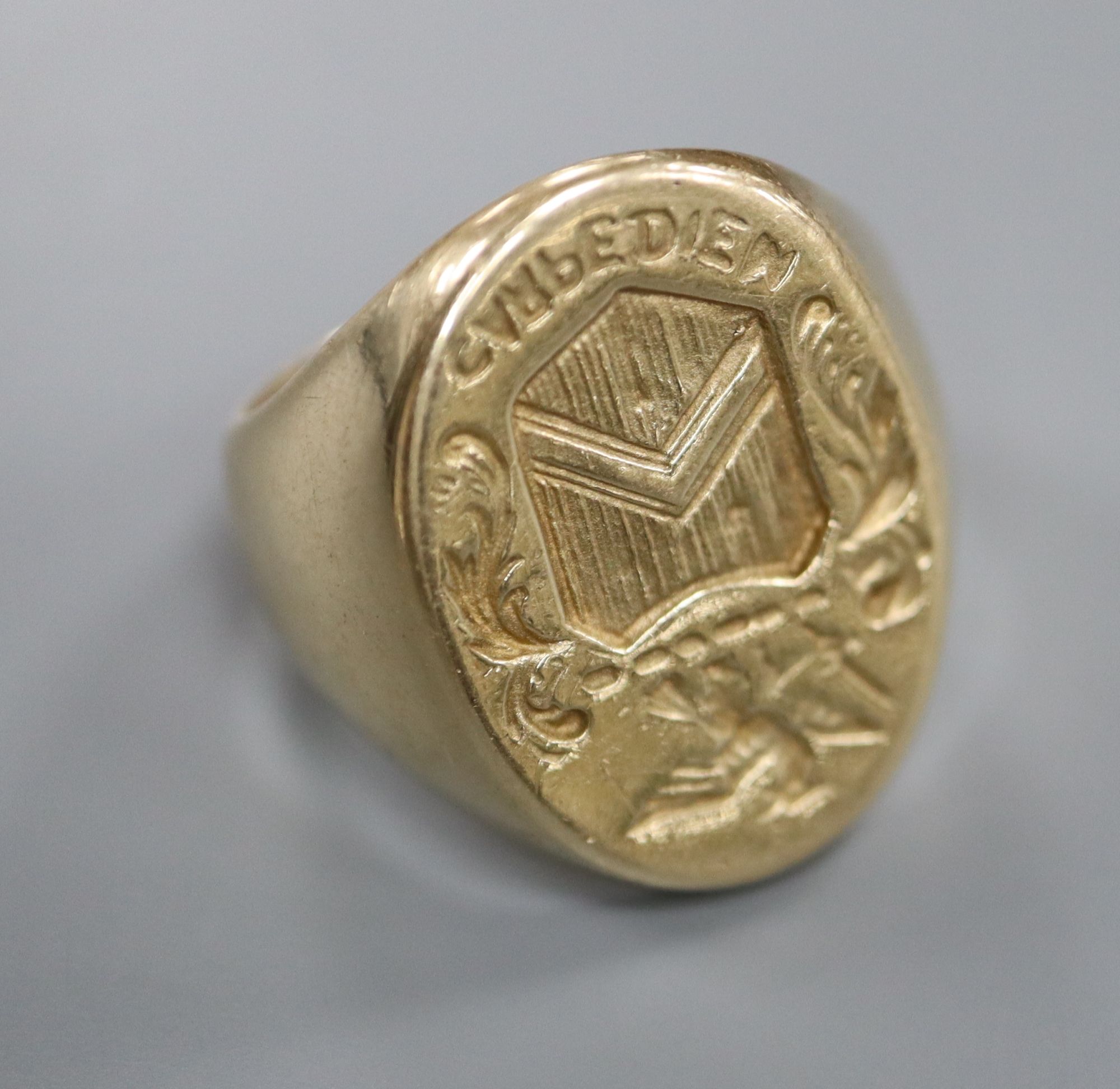 A 14kt yellow metal seal ring, engraved with ornate crest and the motto Carpe Diem, size R, 16.9 grams.